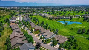 A residential area with houses, a golf course, and a lake. - Perfect Golf Getaway near Glacier, 2/2 townhome right on golf course (Kalispell)