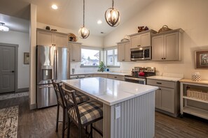 Fridge, microwave, oven, stovetop - Perfect Golf Getaway near Glacier, 2/2 townhome right on golf course (Kalispell)