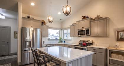 Perfect Golf Getaway near Glacier, 2/2 townhome right on golf course