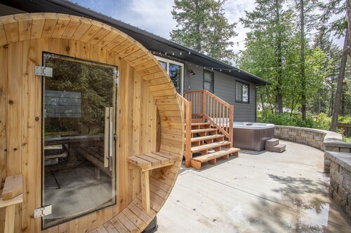 HappyTrailsHideaway-NEW HOT TUB! Sleeps 12-Near Whitefish