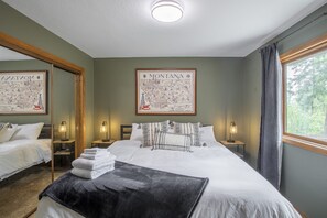 5 bedrooms, desk, iron/ironing board, travel crib