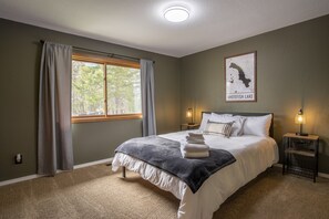 5 Schlafzimmer, Schreibtisch, Bügeleisen/Bügelbrett, Reisekinderbett