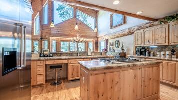 Jääkaappi, mikroaaltouuni, uuni, liesi