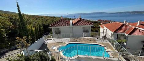 حمّام سباحة مُدفَّأ