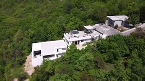 A modern house surrounded by dense greenery. - Villa with great views and jacuzzi (Crikvenica)