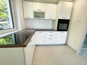 冷蔵庫、電子レンジ、オーブン、コンロ