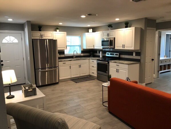 Refrigerador, microondas, horno y parrilla de estufa 