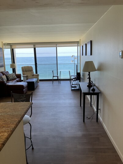 floor to ceiling windows,180 degree view of ocean, 11th floor