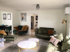 Smart TV, books - Fully Pet Friendly Home with Pool & Boat Parking (Iluka)