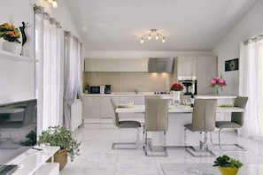 Fridge, microwave, stovetop, dishwasher