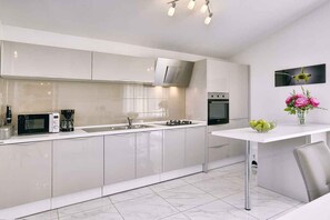 Fridge, microwave, stovetop, dishwasher - with shared garden and barbecue (Valtura)