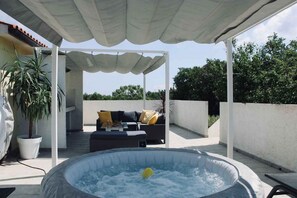 Terrace/patio - with shared garden and barbecue (Valtura)