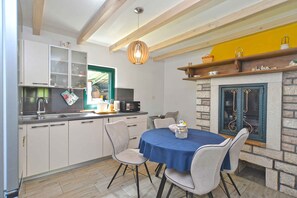 Réfrigérateur, micro-ondes, four, plaque de cuisson