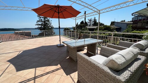 Elegant Superior King Suite w/ Seaview