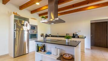 Een koelkast, een magnetron, een oven, een kookplaat