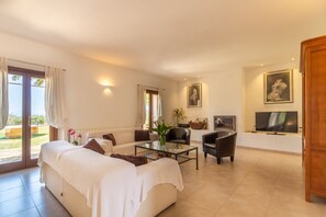 Smart TV, chimenea, reproductor de DVD y tenis de mesa 