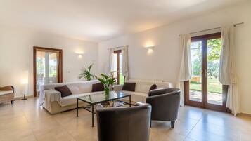 Een smart-tv, een open haard, een dvd-speler en een tafeltennistafel