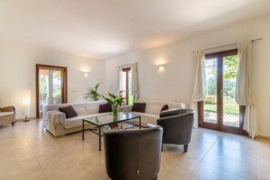 Smart TV, fireplace, DVD player, table tennis