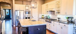 Private kitchen - NEW-*Mountain Views* up to 10 guests-near AF Academy (Colorado Springs)