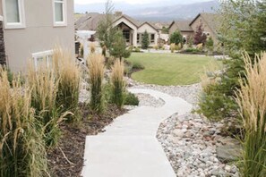 Property grounds - NEW-*Mountain Views* up to 10 guests-near AF Academy (Colorado Springs)