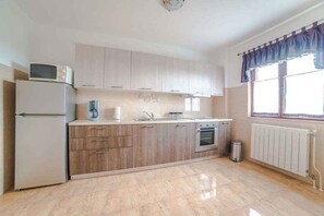 ثلاجة، ميكروويف، فرن، موقد طهي مسطح