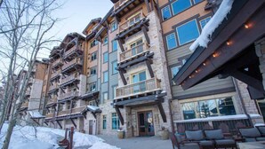 A multi-story hotel with balconies, outdoor seating, and snow on the ground. - Silver Strike by Park City Vacations (Park City)