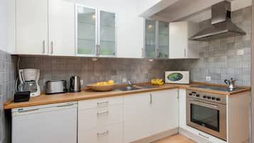 Fridge, oven, stovetop, coffee/tea maker