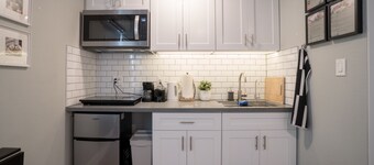 Modern Private Cozy Suite - Mins from Everything