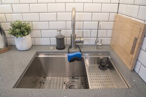 Réfrigérateur, four à micro-ondes, cafetiÚre-théiÚre