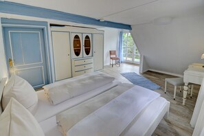2 bedrooms, desk, iron/ironing board, WiFi