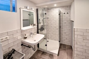 Unclassified image, 4 of 28, button