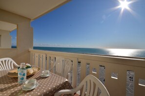 Outdoor dining - Holiday apartment with air conditioning and balcony with sea view (Bibione)