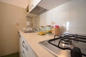 Fridge, stovetop, coffee/tea maker - Holiday apartment with air conditioning and balcony with sea view (Bibione)