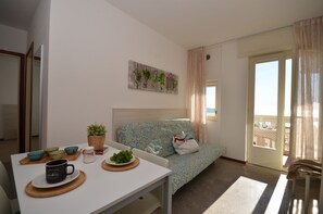 TV - Holiday apartment with air conditioning and balcony with sea view (Bibione)