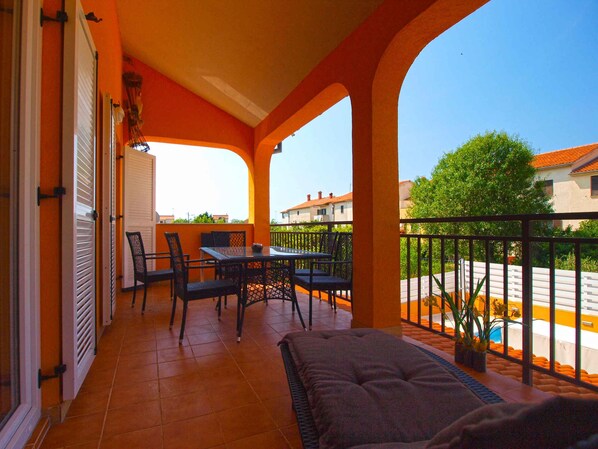 屋外ダイニングエリア