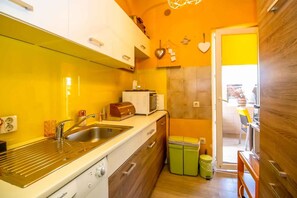 冷蔵庫、電子レンジ、食器洗い機、コーヒー / ティーメーカー