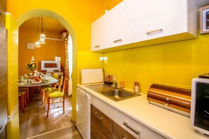 冷蔵庫、電子レンジ、食器洗い機、コーヒー / ティーメーカー