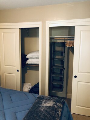 1 Schlafzimmer, Betten mit Memory-Foam-Matratzen, Schreibtisch