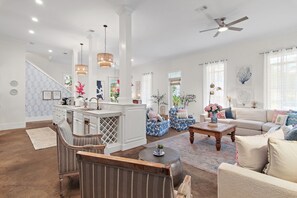 Smart TV, table football, ping pong - The Pink Pearl: Luxury, Gated, 200 Yards to Sand, 7+ Bedroom, Golf Cart & Bikes (Destin)