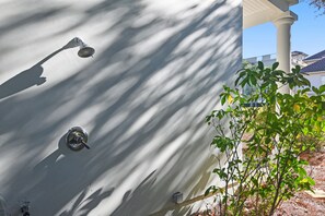 Exterior detail - The Pink Pearl: Luxury, Gated, 200 Yards to Sand, 7+ Bedroom, Golf Cart & Bikes (Destin)