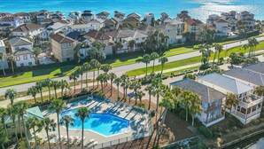 Un quartier résidentiel situé sur la côte, doté d’une piscine, de maisons et offrant une vue sur l’océan.