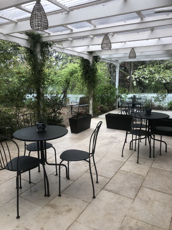Outdoor dining - 1890's Heritage Guesthouse, oozing with character and charm (Blackheath)