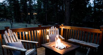 Pinecone Cottage: Hot Tub, Fireplace, Fire pit