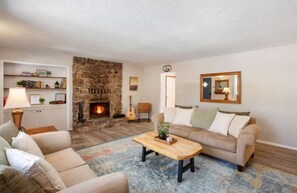 Smart TV, chimenea y libros 