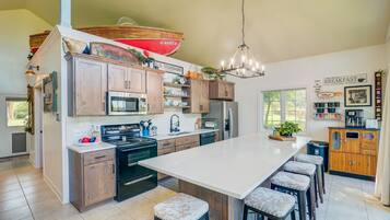 Køleskab, mikrobølgeovn, ovn, kogeplade