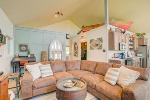 Smart TV, DVD player, books - Clinton Lake Vacation Rentals.Charlie’s Lakeside Cottage!! Beautiful lake views! (Weldon)