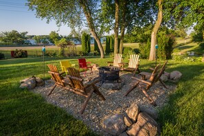 Property grounds - Clinton Lake Vacation Rentals.Charlie’s Lakeside Cottage!! Beautiful lake views! (Weldon)