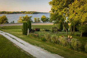 Property grounds - Clinton Lake Vacation Rentals.Charlie’s Lakeside Cottage!! Beautiful lake views! (Weldon)