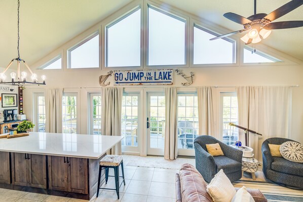 Smart TV, DVD player, books - Clinton Lake Vacation Rentals.Charlie’s Lakeside Cottage!! Beautiful lake views! (Weldon)