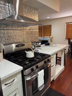 Kylskåp, mikrovågsugn, ugn och spishäll